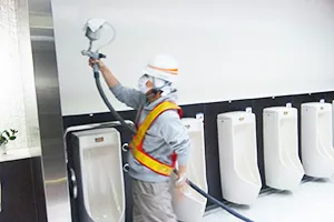 パーキングエリアのトイレに抗菌・消臭コーティング施工をしている様子