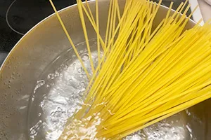 酸化チタンに蛍光灯の光を当てるは、鍋の水をロウソクで沸騰させられないことと同じ