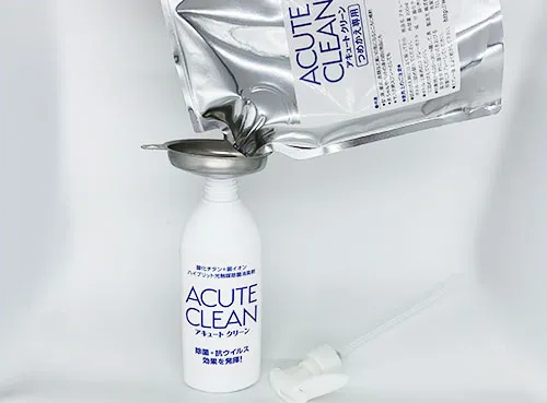 漏斗でアキュートクリーンを詰め替えている様子